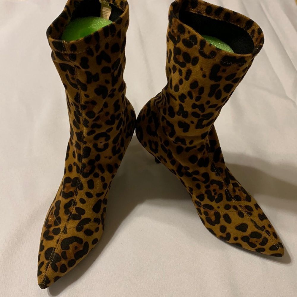 MACKIN Size 7 animal print bootie (above ankle) with kitten heels.